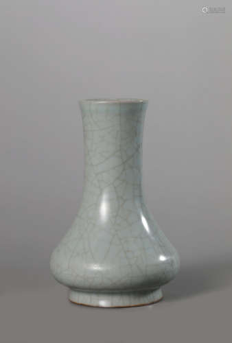 Chufa-shaped Vase with Official Glazed