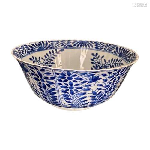 BLUE AND WHITE BOWL KANGXI PERIOD (1662-1722) the side paint...