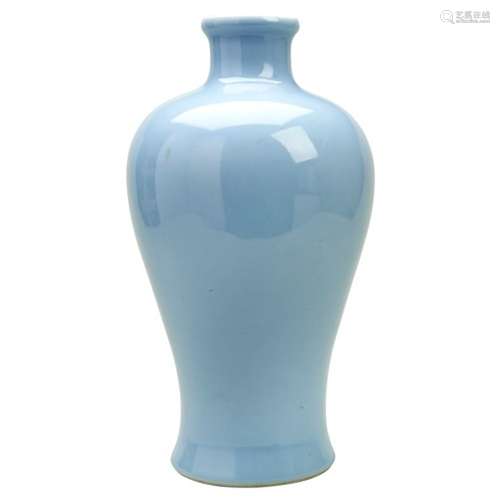 CLAIR-DE-LUNE GLAZED VASE, MEIPING QING DYNASTY, 18TH CENTUR...