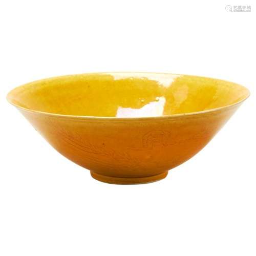 YELLOW-GROUND BOWL KANGXI PERIOD (1662-1722) incised decorat...