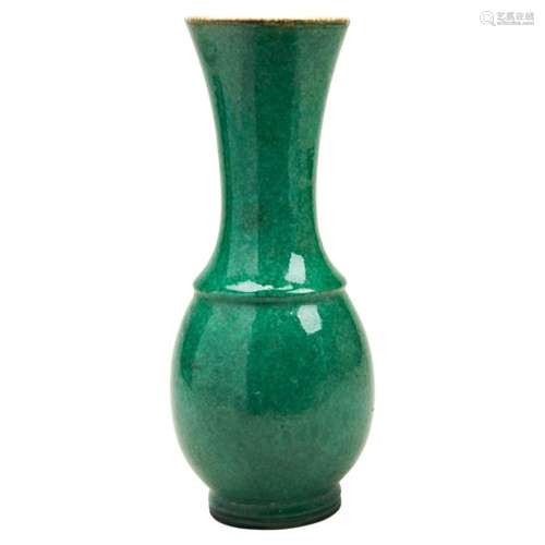 APPLE-GREEN GLAZE TRUMPET VASE LATE QING DYNASTY the sides c...