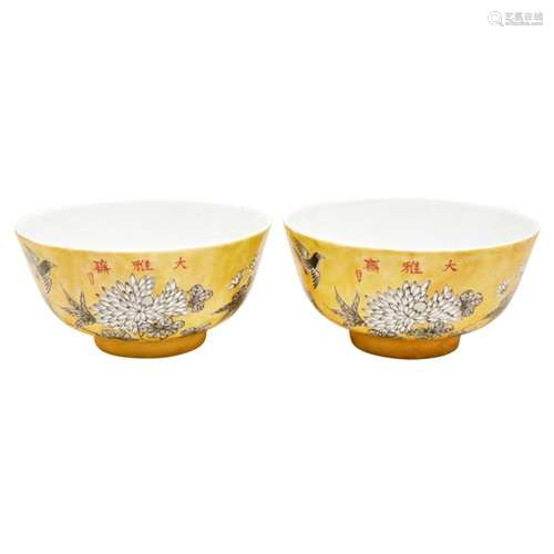 PAIR OF GRISAILLE DECORATED YELLOW-GROUND BOWLS 20TH CENTURY...