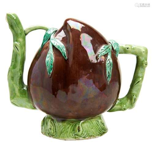 PEACH-FORM CADOGAN TEAPOT KANXI PERIOD (1662-1722) the natur...