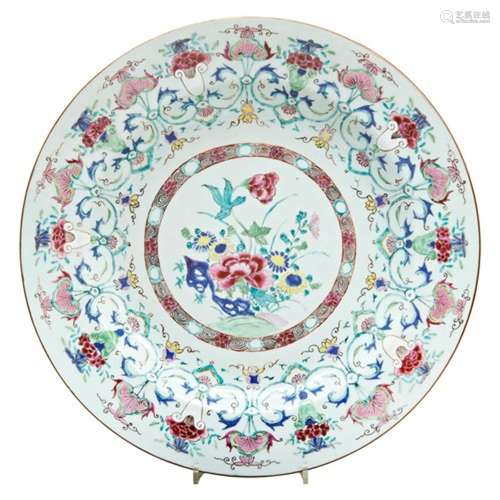 LARGE FAMILLE ROSE CHARGER YONGZHENG / QIANLONG PERIOD paint...