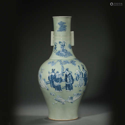 QING DYNASTY, CHINESE LONG-NECKED BLUE AND WHITE VASE