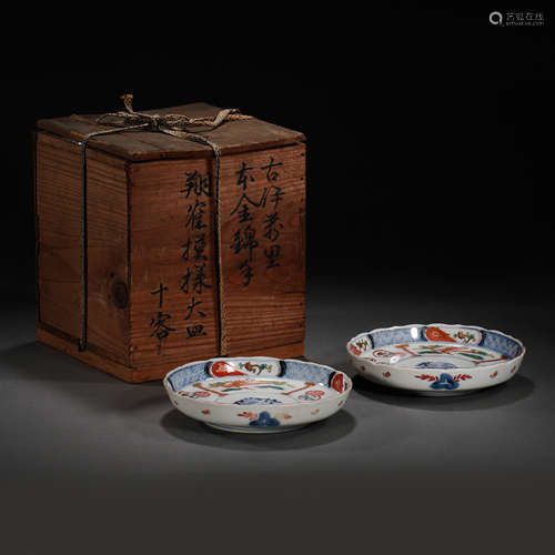 A PAIR OF JAPANESE BLUE AND WHITE PLATES