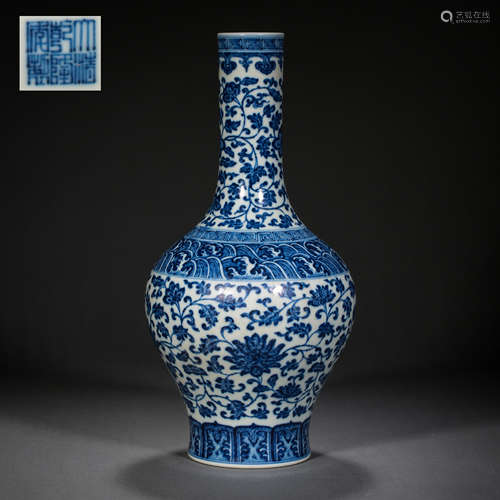 A BLUE AND WHITE LONG-NECKED VASE, QIANLONG PERIOD OF THE QI...