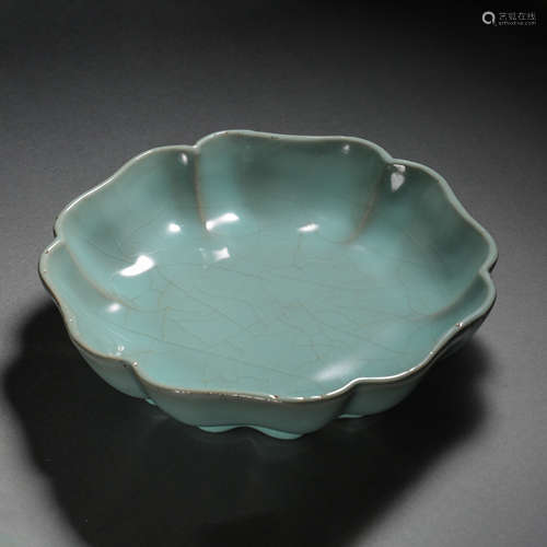 SONG DYNASTY, CHINESE GUAN WARE CELADON FLOWER MOUTH PLATE