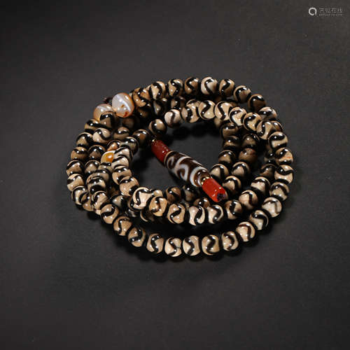 TANG DYNASTY, CHINESE TIGER TOOTH DZI NECKLACE