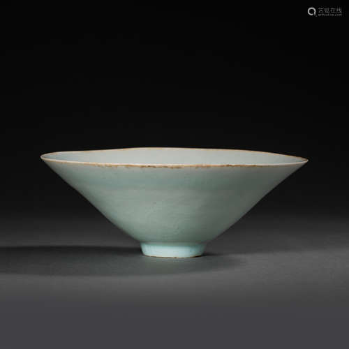 HUTIAN WARE CELADON GLAZE CARVED FLOWER-PATTERNED BOWL, SOUT...