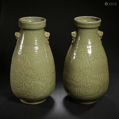 A PAIR OF LONGQUAN WARE GREEN GLAZE VASES WITH PEONY PATTERN...