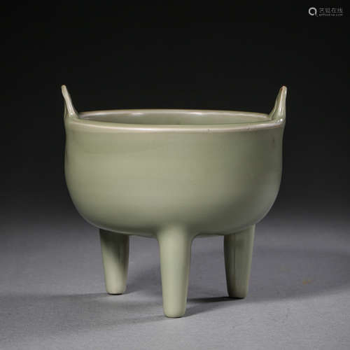 SOUTHERN SONG DYNASTY LONGQUAN WARE CELADON DOUBLE-EAR THREE...