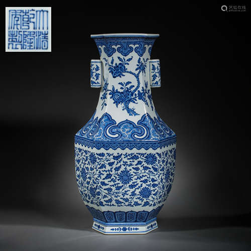 BLUE-AND-WHITE GUAN-EAR VASE, THE QIANLONG PERIOD OF THE QIN...