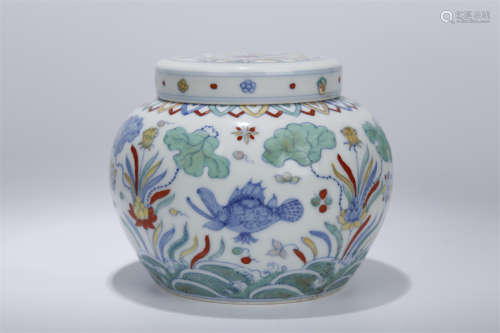 A Contrasting Color Porcelain Lidded Jar.