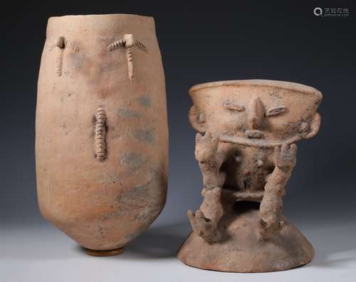 Colombia, a terracotta urn in Sinu style, 20th century.