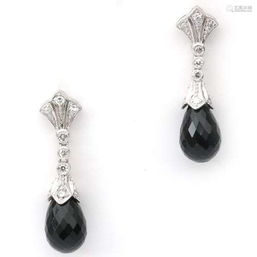 Paire de boucles d'oreilles en or blanc ornées d'onyx et de ...