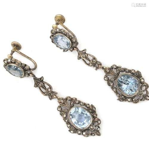 Une paire de boucles d'oreilles en or et argent avec saphir ...