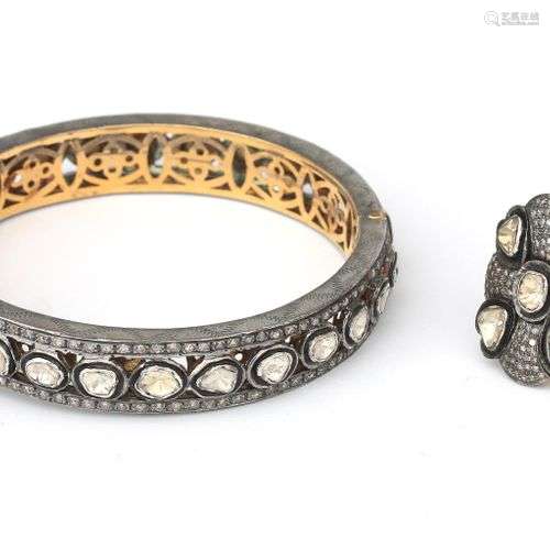 Un bangle et une bague en or et argent, taillés en rose. Le ...