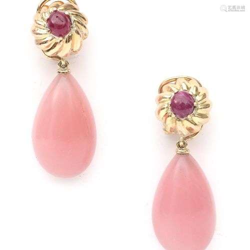 Une paire de boucles d'oreilles en or 18 carats avec quartz ...