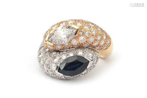 Bague croisée en saphir et diamant en 18 carats. Elle présen...