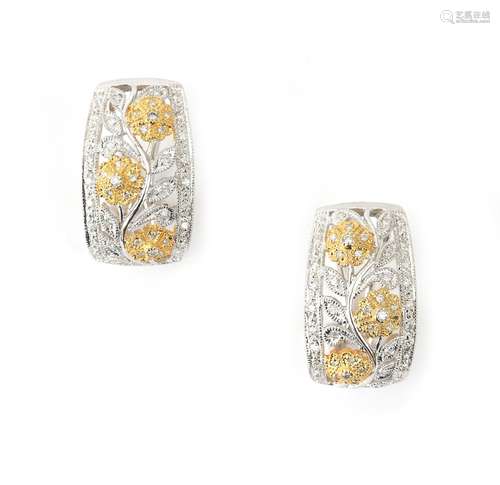 Paire de boucles d'oreilles en or bicolore 18 carats avec di...