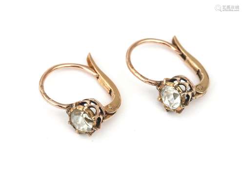 Une paire de boucles d'oreilles en or 14 carats avec des dia...