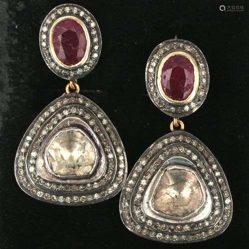 Paire de boucles d'oreilles en or et argent 14 carats avec r...