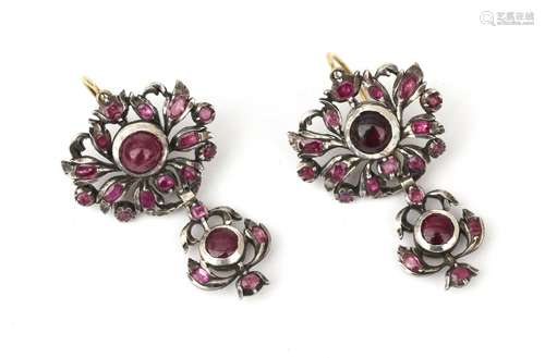 Boucles d'oreilles ibériques en argent et or avec rubis. Mot...