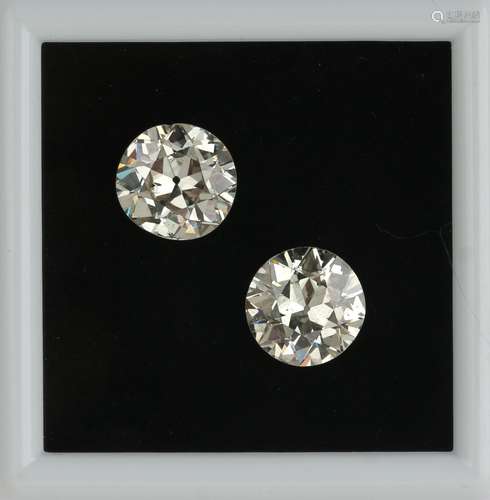 Une paire de diamants taille brillant, 6,11 ct. au total, y ...