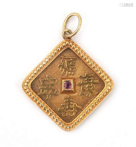 Un pendentif en or 14 carats avec des caractères chinois. Do...