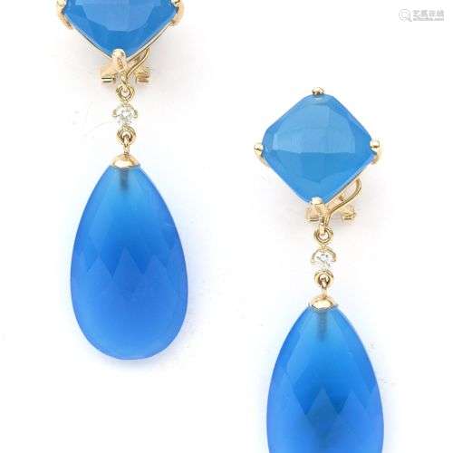 Une paire de boucles d'oreilles en or en agate bleue. Une pi...