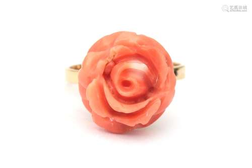 Bague en corail peau d'ange en or 18 carats. Présentant une ...