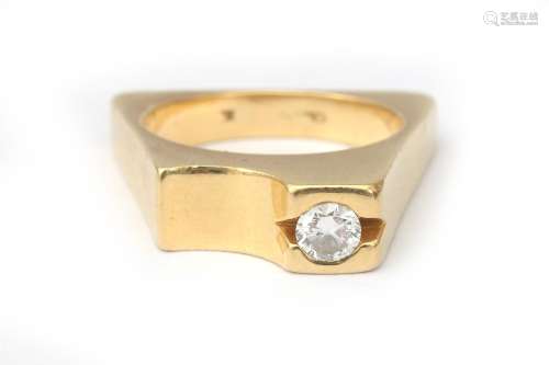 An 18 karat gold diamond ring. A trapezoid design with a rai...