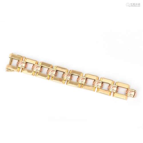 Un bracelet Tank en or 18 carats, vers 1940-50. Composé de m...