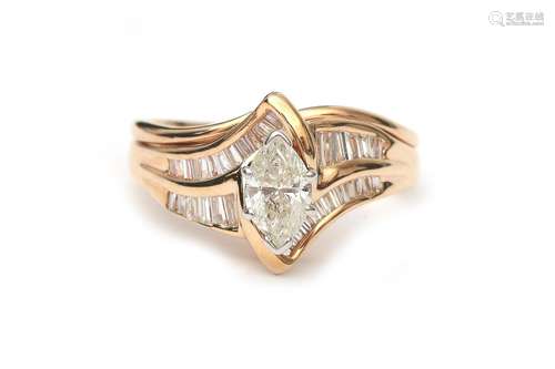 Bague en or rose 18 carats avec diamant taille marquise. Ell...