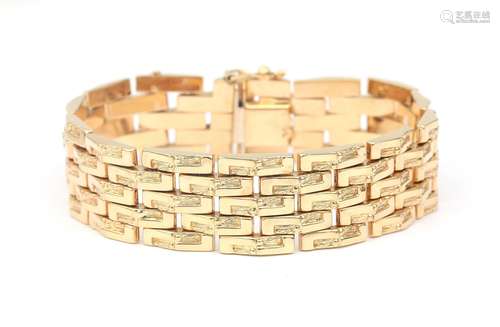 Un bracelet des années 70 en or 18 carats. Un bracelet manch...