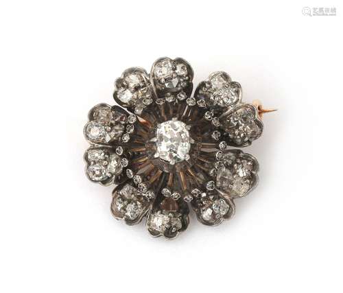 Une broche fleur en or rose et argent avec des diamants. Ser...