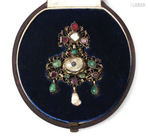 Un pendentif/broche néo-renaissance avec perle, rubis et éme...