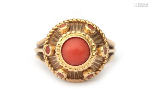 Bague cocktail en corail en or 18 carats. De forme bombée, e...