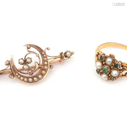 Une bague victorienne en or et une broche en perles de rocai...