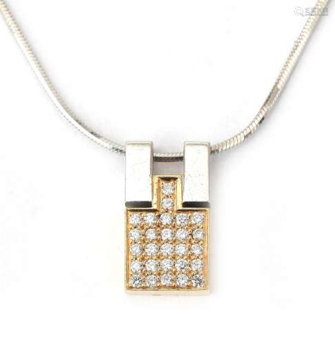 Un pendentif en diamant bicolore en or 18 carats par LeChic....