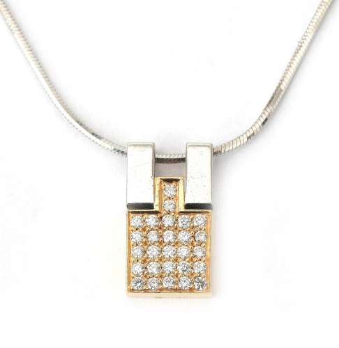 Un pendentif en diamant bicolore en or 18 carats par LeChic....
