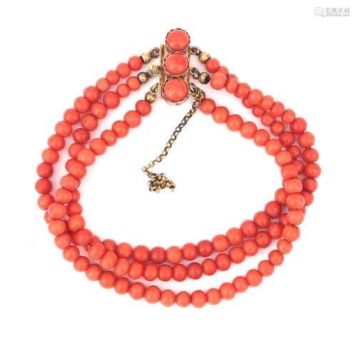 Un bracelet en corail précieux avec un fermoir en or 14 cara...