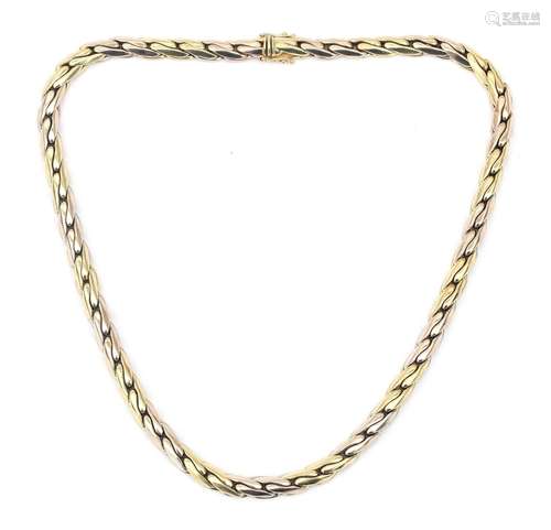 Un collier bicolore en or 14 carats. Un collier gourmette en...