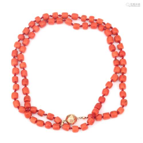 Un collier de perles précieuses en corail à un fermoir en or...