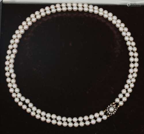 Un collier de perles de culture Akoya avec un fermoir en dia...