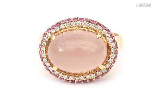 Bague en or 18 carats, quartz rose et saphir. Comprenant un ...