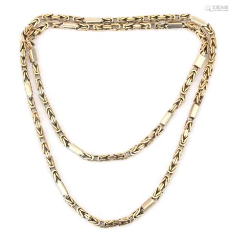Un collier byzantin à deux tons en or 14 carats. Sans fermoi...