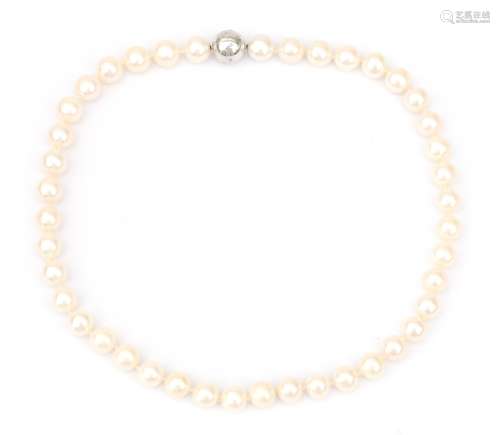 Collier de perles de culture au fermoir en or blanc 14 carat...