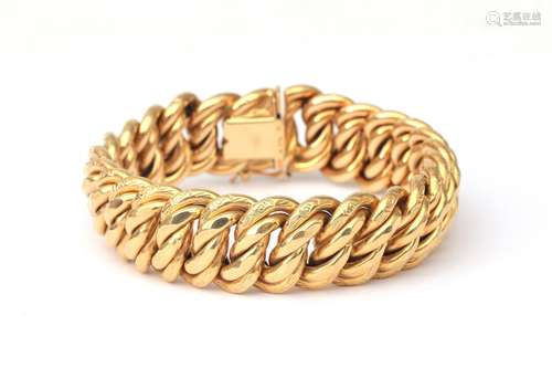 Un bracelet Bismarck en or 18 carats. Un large bracelet avec...